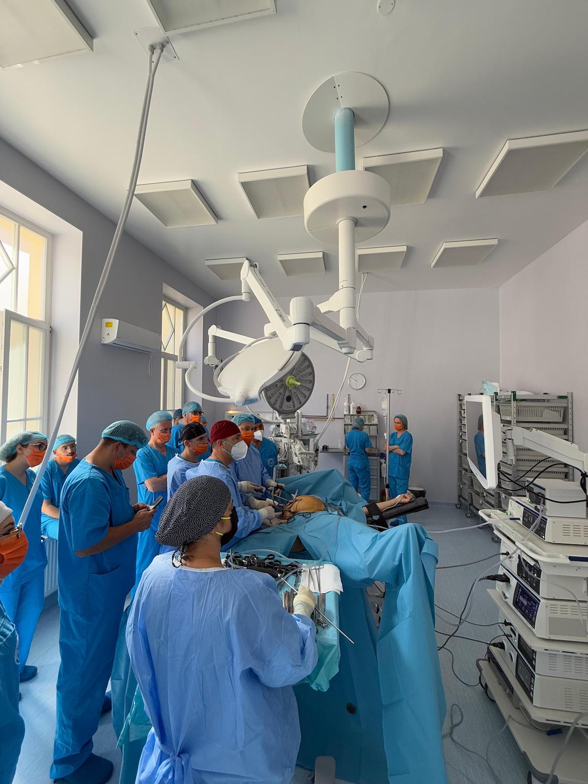 Spitalul Județean Sibiu anunță salvarea unui pacient de 36 de ani, diagnosticat cu cancer în stadiu avansat, printr-o Intervenție laparoscopică