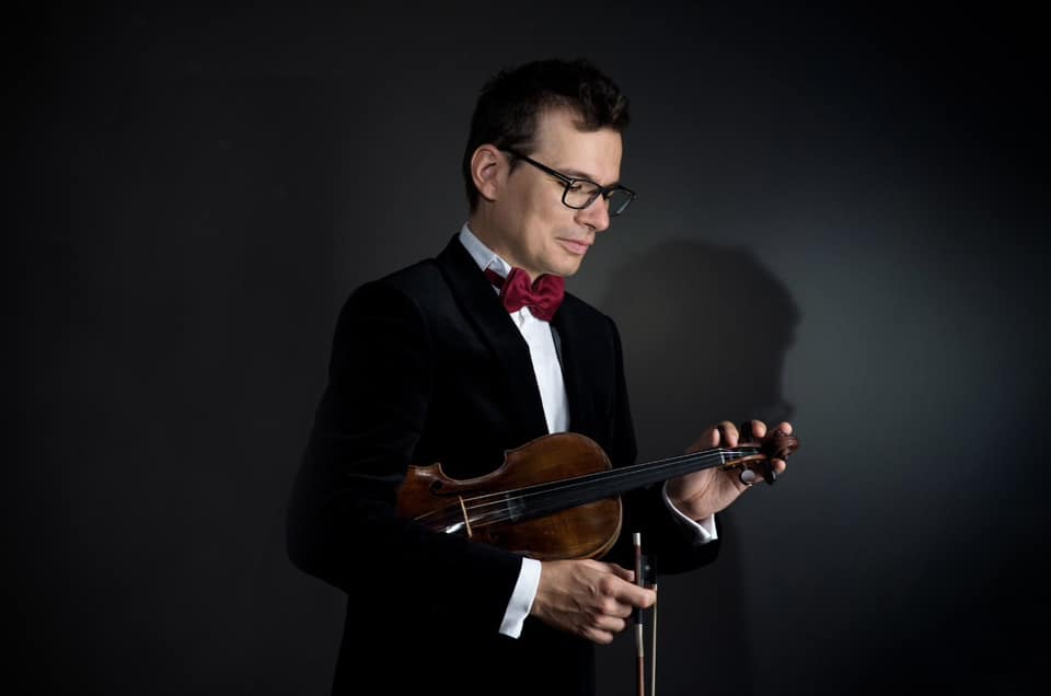 Violonistul Alexandru Tomescu e fan Hermannstadt. Artistul care a cântat pe Everest și în fața Papei Leon susține că ”aproape” s-a mutat la Sibiu