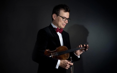 Violonistul Alexandru Tomescu e fan Hermannstadt. Artistul care a cântat pe Everest și în fața Papei Leon susține că ”aproape” s-a mutat la Sibiu