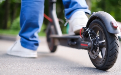 Adolescent pe trotinetă, lovit cu mașina de un șofer de 70 de ani. Minorul a fost dus la spital, conștient