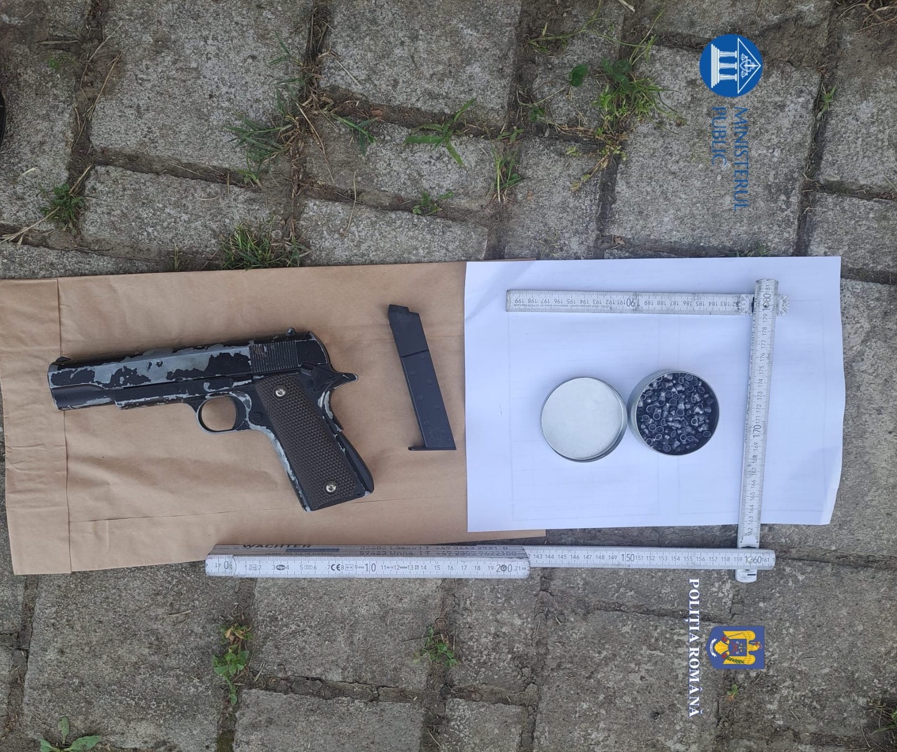 Percheziții în Sibiu, la persoane care dețineau arme ilegal. Polițiștii au ridicat 1750 de proiectile tip alică și două arme cu aer comprimat