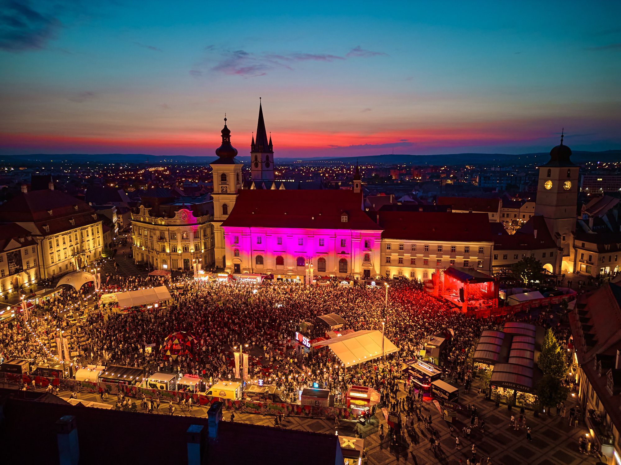 Mii de sibieni au umplut Piața Mare la concertul Inna. Trupa Paraziții urcă pe scenă sâmbătă seara