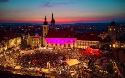 Mii de sibieni au umplut Piața Mare la concertul Inna. Trupa Paraziții urcă pe scenă sâmbătă seara