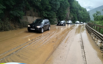 Actualizare. Circulație îngreunată pe Valea Oltului, la Câineni, din cauza aluviunilor