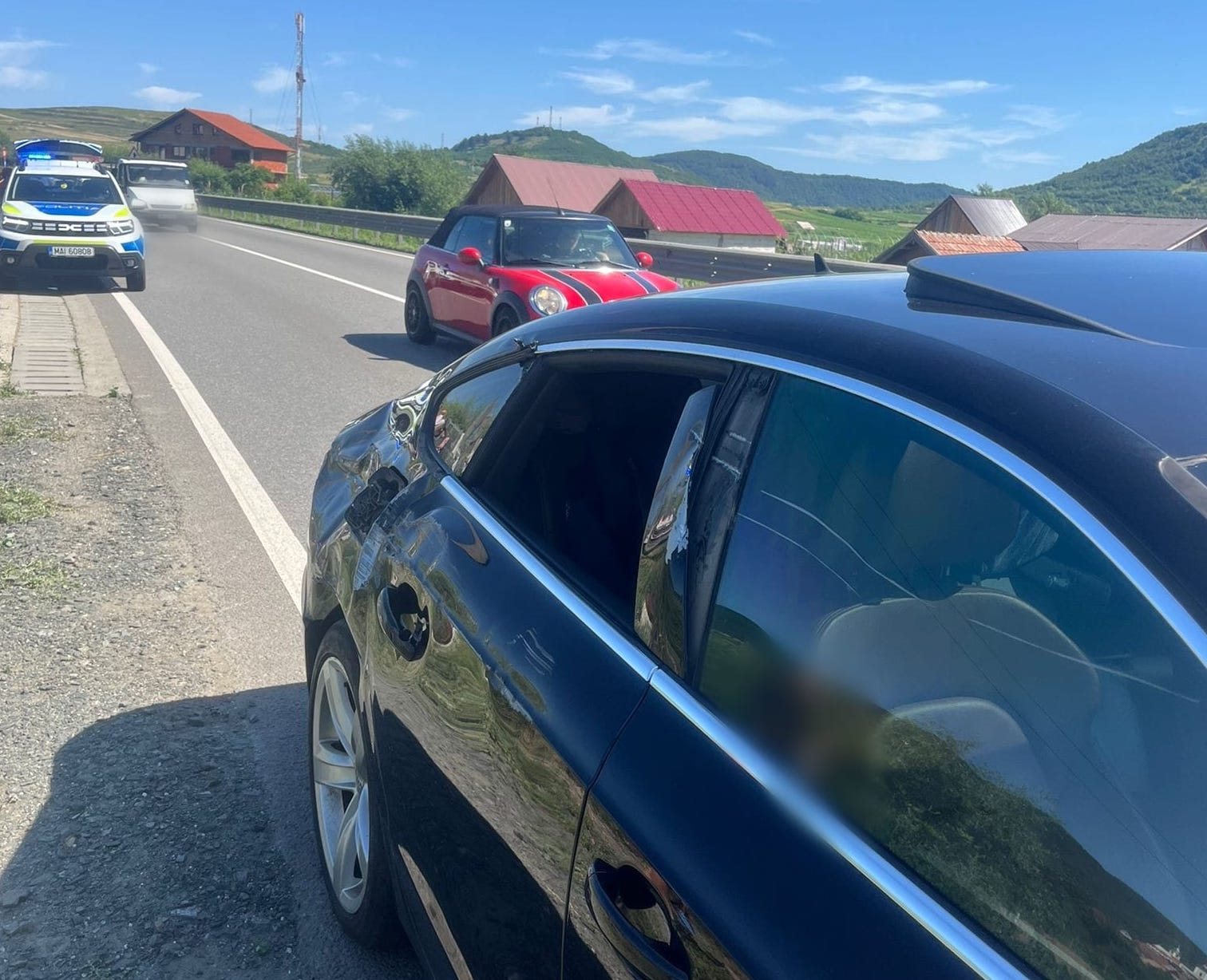 Accident la Boița. Șoferul unui tractor nu a acordat prioritate și a lovit o mașină care mergea spre Vâlcea. O fetiță de trei ani a ajuns la spital conștientă