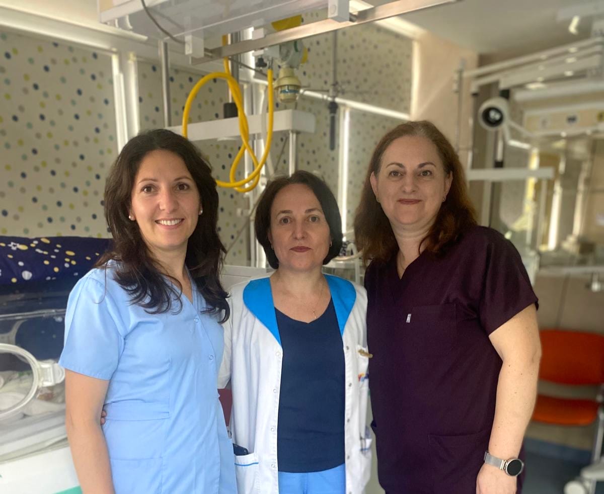 Maternitatea din Sibiu, locul I la Concursul Național Kangaroo Care. „Practica medicală reduce mortalitatea la prematuri, scade riscul de infecții sau sprijină dezvoltarea neurologică”