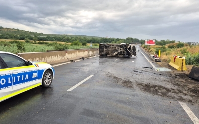 O șoferiță din Roșia s-a răsturnat cu microbuzul. Copilul ei, un băiat de doi ani, a fost transportat la spital alături de un tânăr de 18 ani