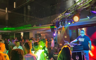 FOTO / VIDEO - Am fost la Retro Remix Party, petrecerea la care muzica n-a avut vârstă. Am plecat în zori cu zâmbet, glow sticks și febră musculară