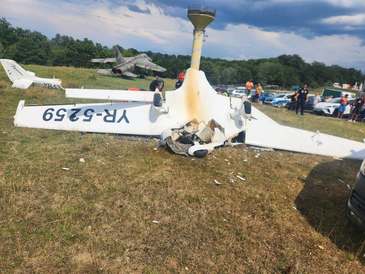 Un avion ușor s-a prăbușit în pășunea din vecinătatea AquaPark din Orăștie. Pilotul a murit