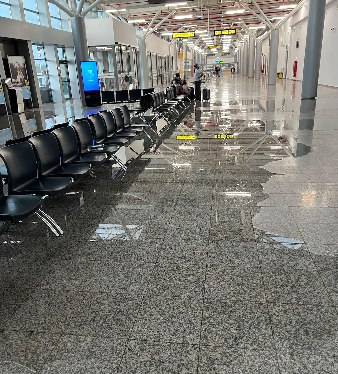 Conducerea Aeroportului sibian, despre inundațiile din terminal: „Cauza este exclusiv legată de capacitatea temporar depășită a rețelei externe de canalizare”