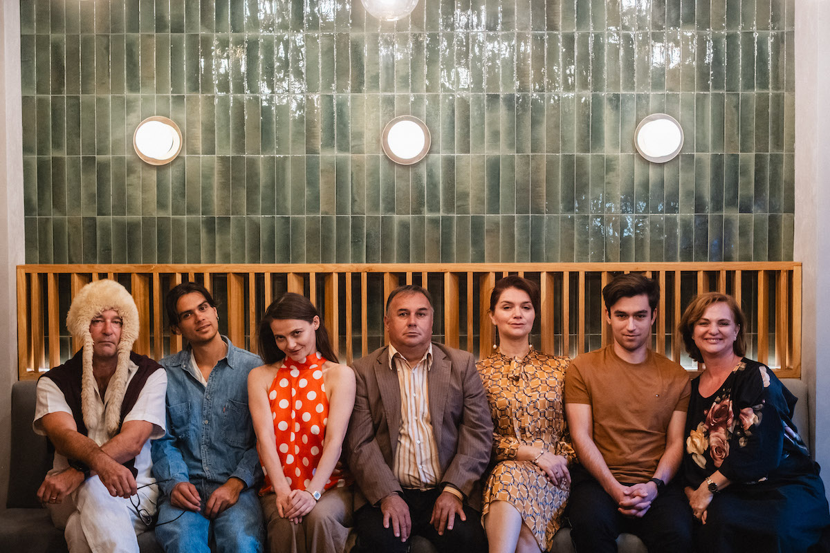 Teatrul Național Radu Stanca prezintă în premieră, în luna septembrie, spectacolul „Union Place”. Se joacă în trei limbi, cu o distribuție internațională