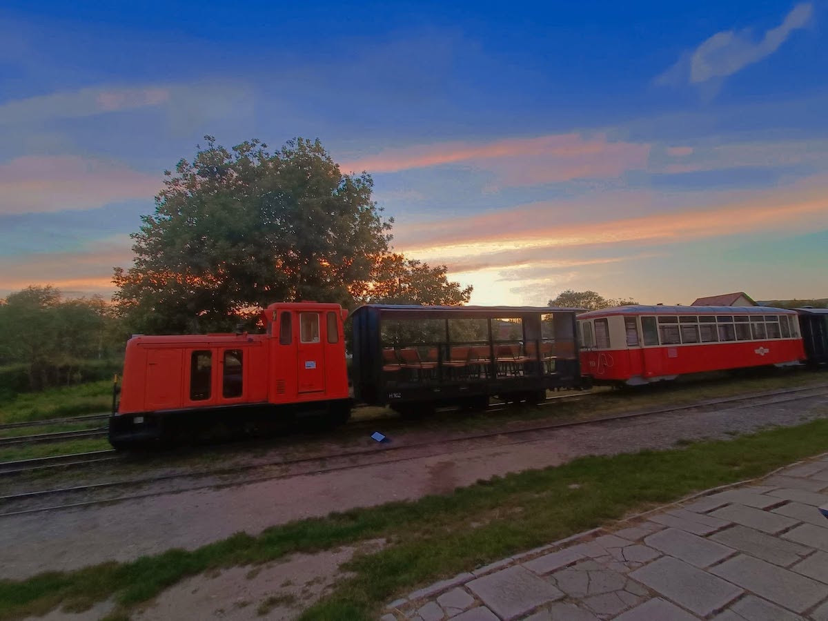 Mocănița de pe Valea Hârtibaciului va circula mai des în iulie și august: „Vineri seara e pentru relaxare, povești și apusuri frumoase”