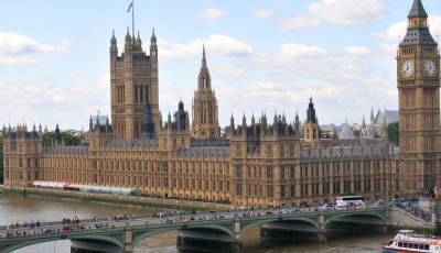 Guvernul britanic scade vârsta dreptului la vot la 16 ani