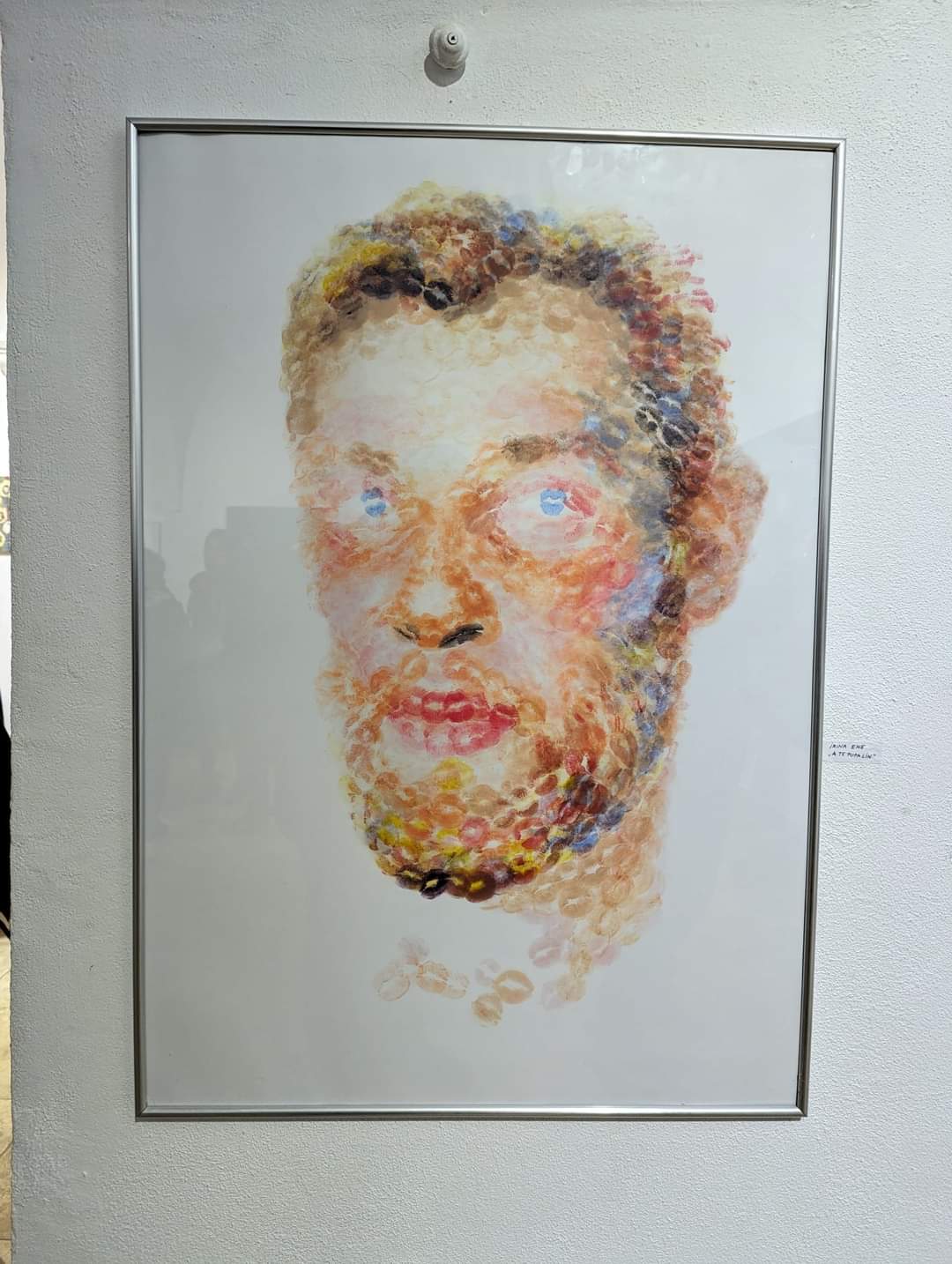 Tablou ”pictat” cu buzele și alte creații interesante în expoziția ”Să vezi cu toți ochii” din centrul Sibiului