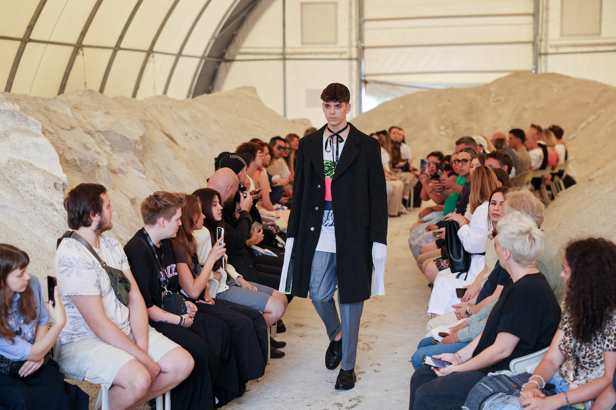 Prezentare de modă în depozitul SOMA, în care se stochează sarea folosită pentru deszăpezirea orașului, la Feeric Fashion Week