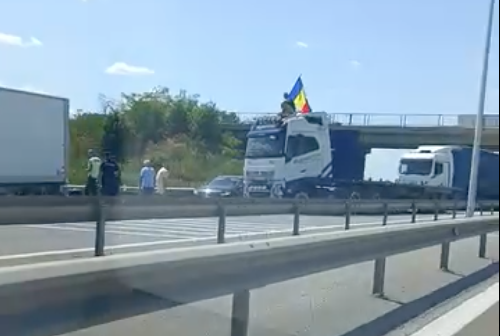 Protest pe autostrada A1, între București și Pitești. Șoferul unui vehicul de mare tonaj flutură steagul României