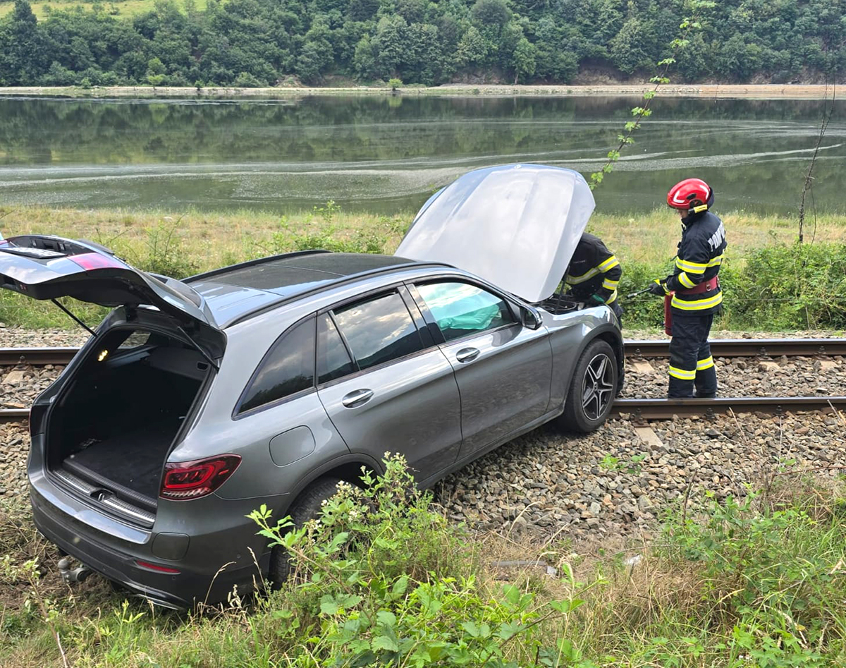 O mașină a ajuns pe calea ferată, pe Valea Oltului și a întrerupt traficul feroviar câteva zeci de minute