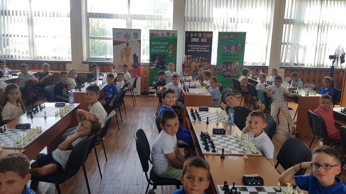  Concurs de șah de succes la Sibiu – peste 100 de tineri participanți în două zile intense de competiție