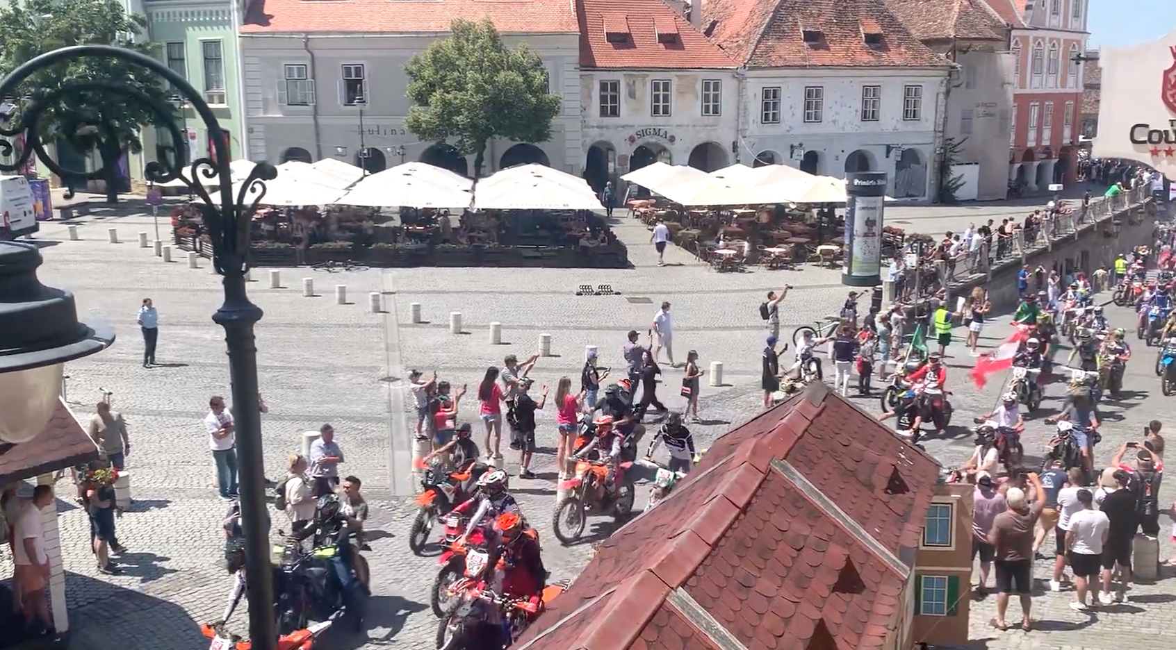 VIDEO. Parada motocicliștilor de la Red Bull Romaniacs. Zeci de motoare au defilat prin centrul Sibiului
