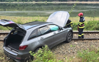 O mașină a ajuns pe calea ferată, pe Valea Oltului și a întrerupt traficul feroviar câteva zeci de minute