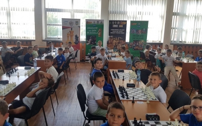  Concurs de șah de succes la Sibiu – peste 100 de tineri participanți în două zile intense de competiție