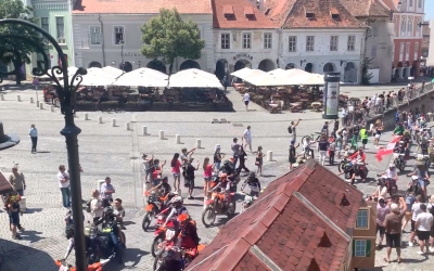 VIDEO. Parada motocicliștilor de la Red Bull Romaniacs. Zeci de motoare au defilat prin centrul Sibiului