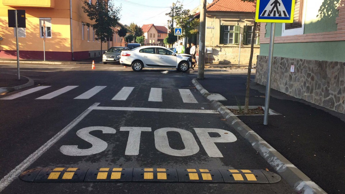 Încă un accident în intersecția periculoasă dintre străzile T. Vladimirescu și Odessa. O persoană a fost transportată la spital