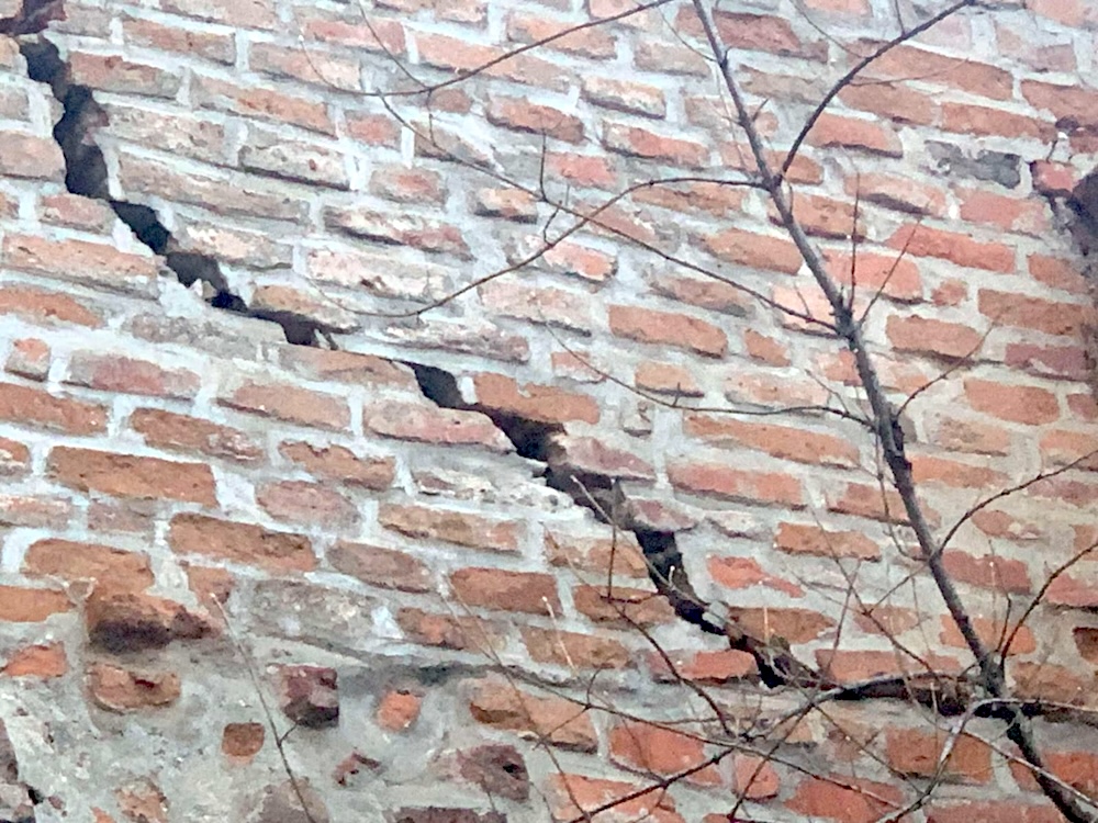 Primii pași concreți pentru salvarea zidului de pe strada Manejului, după aproape opt ani: Contract de 190.000 de lei pentru o firmă din Oradea