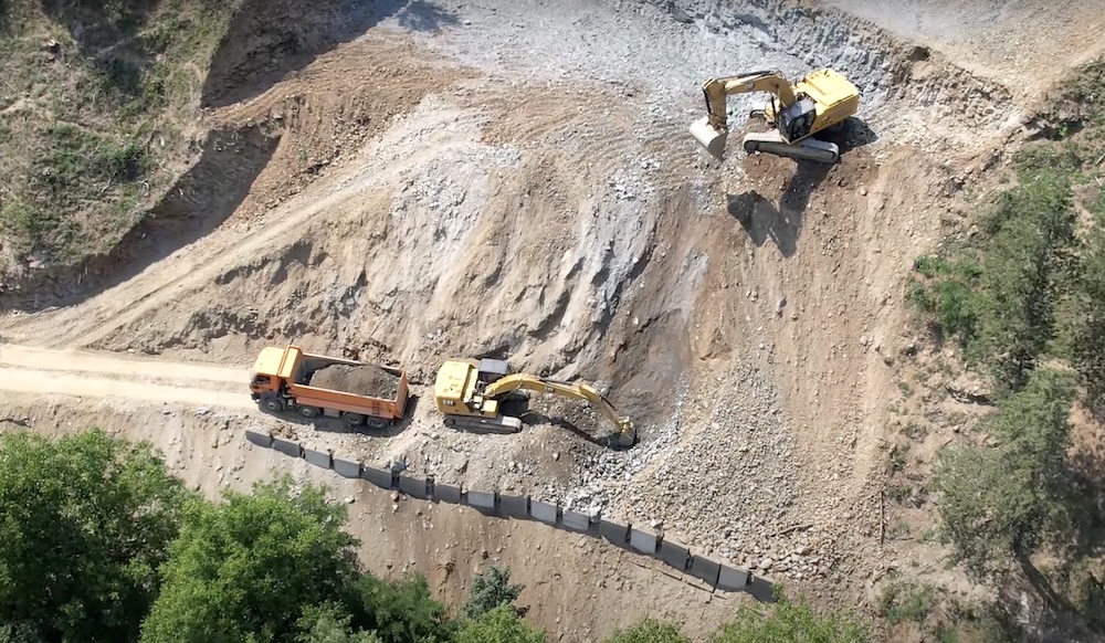 Șantierul autostrăzii Boița – Cornetu ia avânt: ”Antreprenorul a crescut prezența utilajelor în zonă”