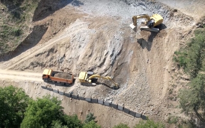 Șantierul autostrăzii Boița – Cornetu ia avânt: ”Antreprenorul a crescut prezența utilajelor în zonă”