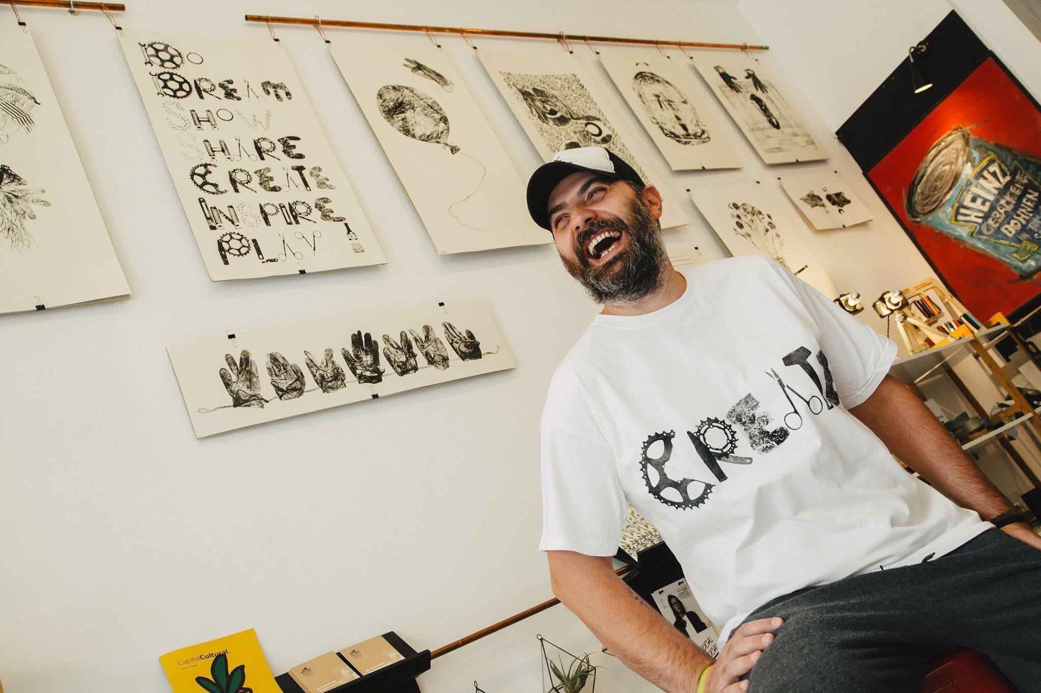 Conduce un studio creativ la Sibiu, după nouă ani de publicitate la București. Adrian Oprea a folosit cafeaua ca strategie de marketing pentru a atrage clienții