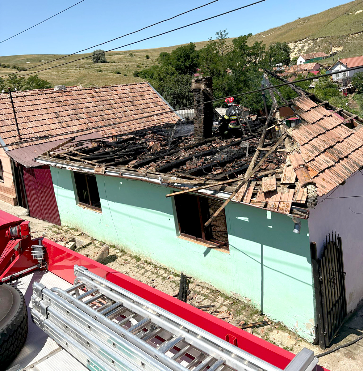 Incendiu la o casă din Coveș, cauzat de un aparat electrocasnic lăsat sub tensiune
