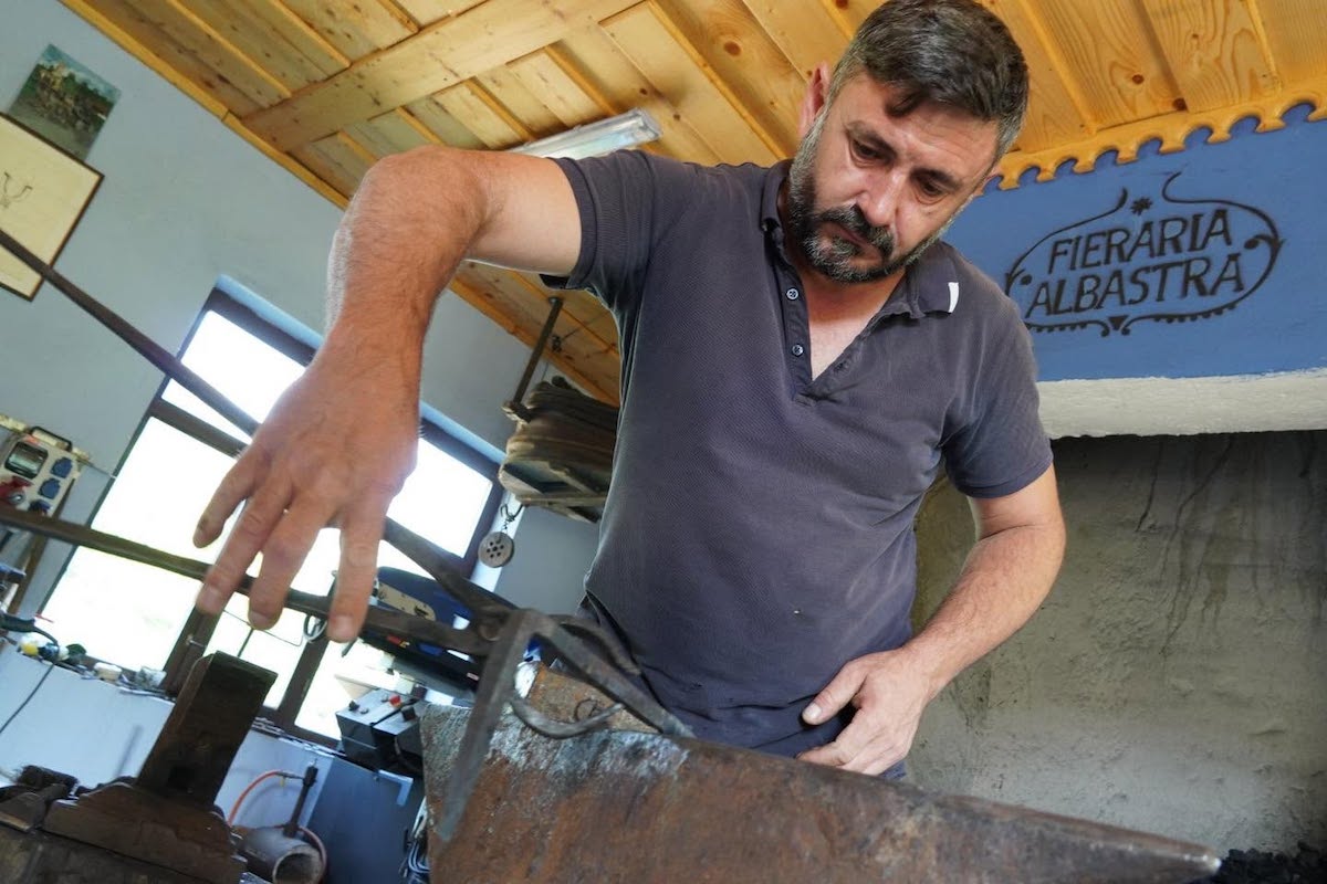 După ce a muncit în construcții și a fost îngrijitor de cai în Austria, un sibian duce mai departe meseria bunicului său și este fierar în Apoș: M-am întors acasă, că tot aici este mai bine