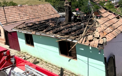 Incendiu la o casă din Coveș, cauzat de un aparat electrocasnic lăsat sub tensiune