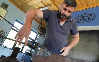 După ce a muncit în construcții și a fost îngrijitor de cai în Austria, un sibian duce mai departe meseria bunicului său și este fierar în Apoș: M-am întors acasă, că tot aici este mai bine