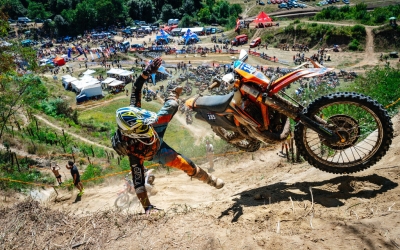 Acces interzis cu mașinile la finish-ul din Gușterița. Red Bull Romaniacs pune la dispoziție autobuze speciale, cu 10 lei biletul