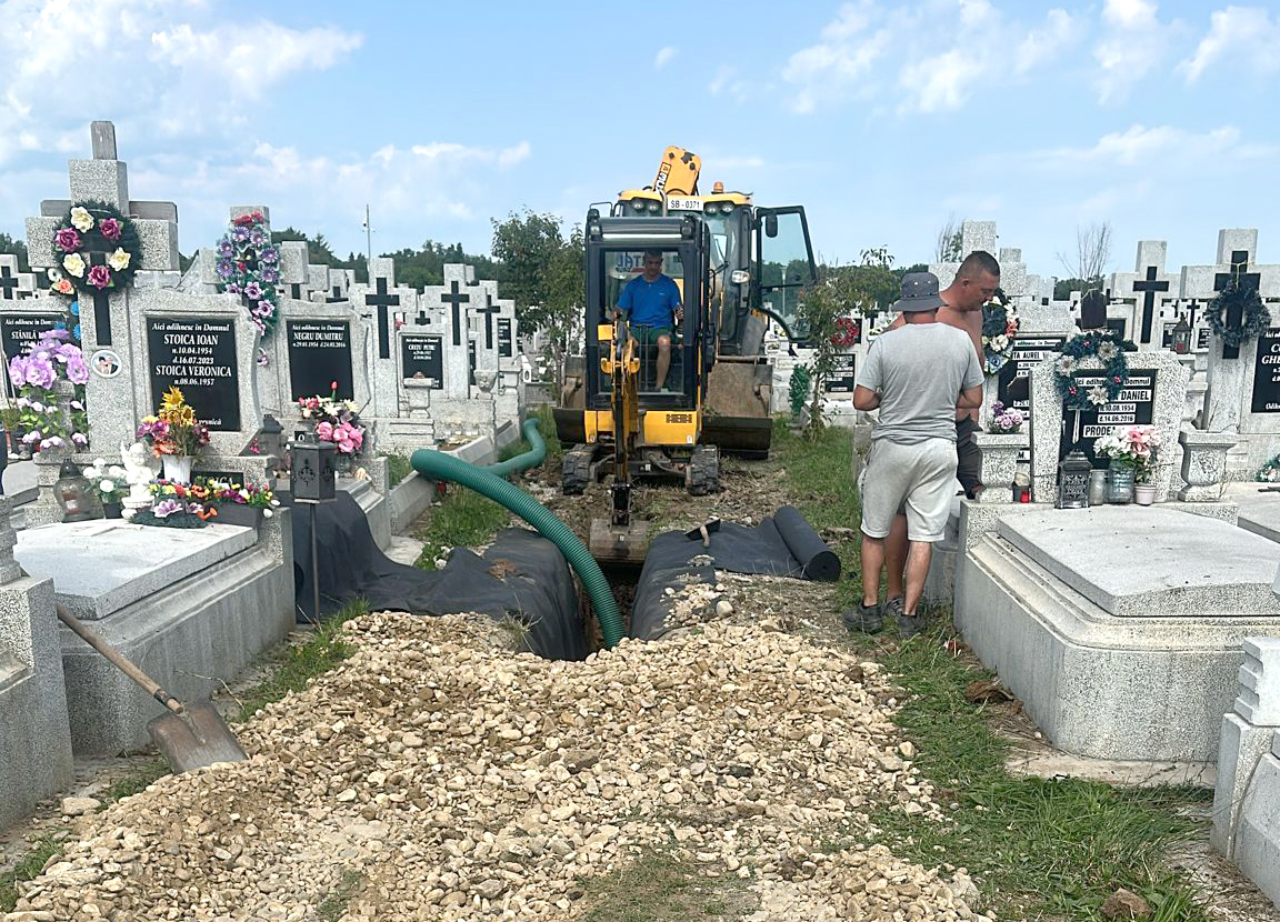Primăria: Se extinde rețeaua de apă din Cimitirul Municipal și se amenajează 14 noi cișmele și fântâni. „Investiția este utilă celor care dețin locuri de mormânt aici, dar și pentru irigarea zonelor verzi”
