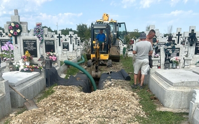 Primăria: Se extinde rețeaua de apă din Cimitirul Municipal și se amenajează 14 noi cișmele și fântâni. „Investiția este utilă celor care dețin locuri de mormânt aici, dar și pentru irigarea zonelor verzi”