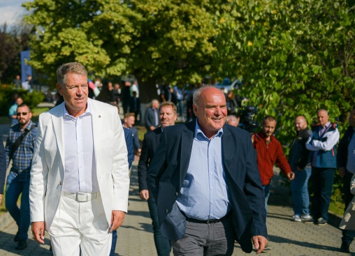 SURSE Fostul președinte Iohannis, prezență frecventă la clubul de golf din Pianu de Jos. Joacă împreună cu soția sa și nu folosește mașinuțele de golf