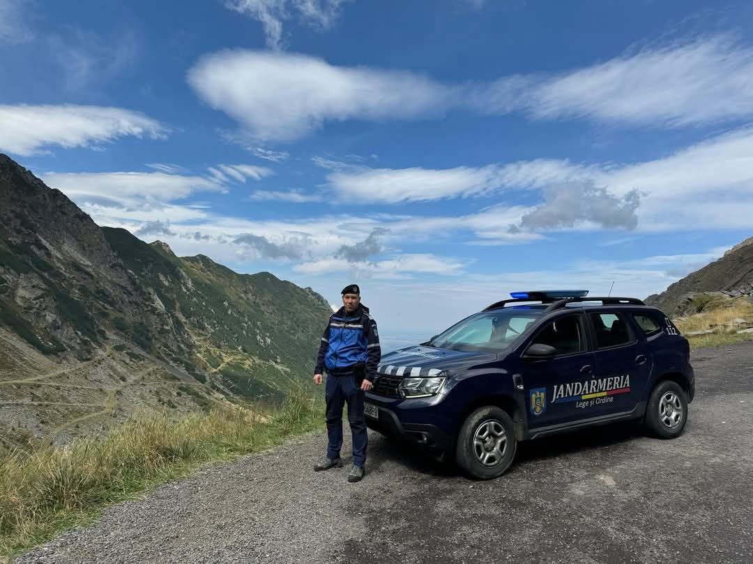 O turistă de cetățenie canadiană a fost salvată de jandarmii montani după ce s-a blocat cu mașina pe un drum forestier impracticabil din cauza ploii