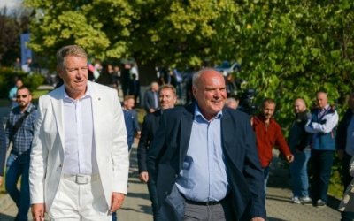 SURSE Fostul președinte Iohannis, prezență frecventă la clubul de golf din Pianu de Jos. Joacă împreună cu soția sa și nu folosește mașinuțele de golf