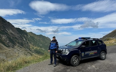 O turistă de cetățenie canadiană a fost salvată de jandarmii montani după ce s-a blocat cu mașina pe un drum forestier impracticabil din cauza ploii