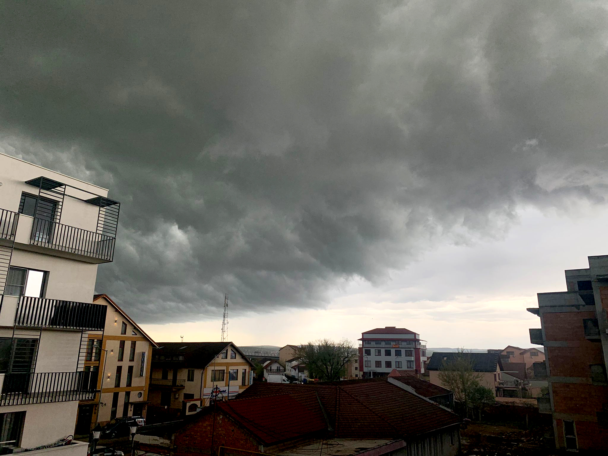 Mesaj RO-Alert de cod roșu pentru averse torențiale și gridină în Cisnădie și Rășinari, sâmbătă după-amiaza