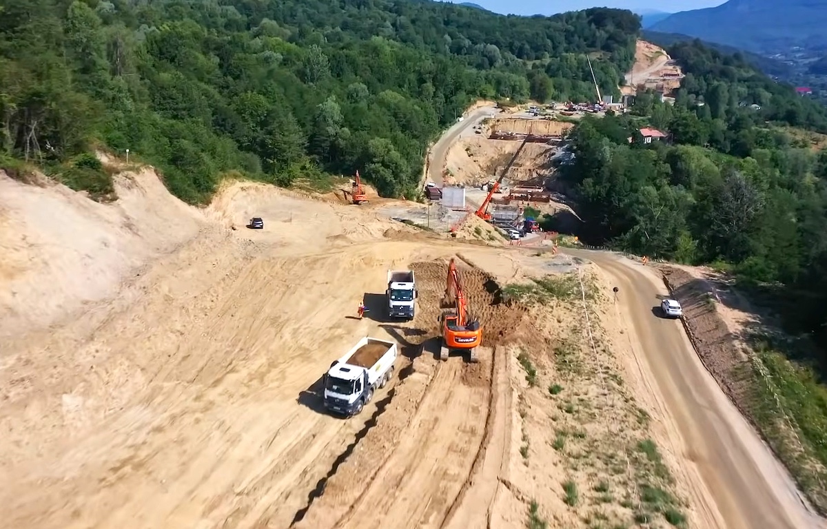 Prima filmare aeriană a lotului 3 al autostrăzii Sibiu – Pitești. „O mănușă peste fața vecinilor turci de la Mapa-Cengiz care până acum au reușit doar să se facă de rușine”