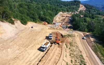Prima filmare aeriană a lotului 3 al autostrăzii Sibiu – Pitești. „O mănușă peste fața vecinilor turci de la Mapa-Cengiz care până acum au reușit doar să se facă de rușine”