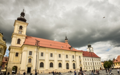 Întreg județul Sibiu este sub avertizare de cod portocaliu de averse torențiale și vijelii până aproape de miezul nopții. Râul Cibin rămâne sub avertizare până luni