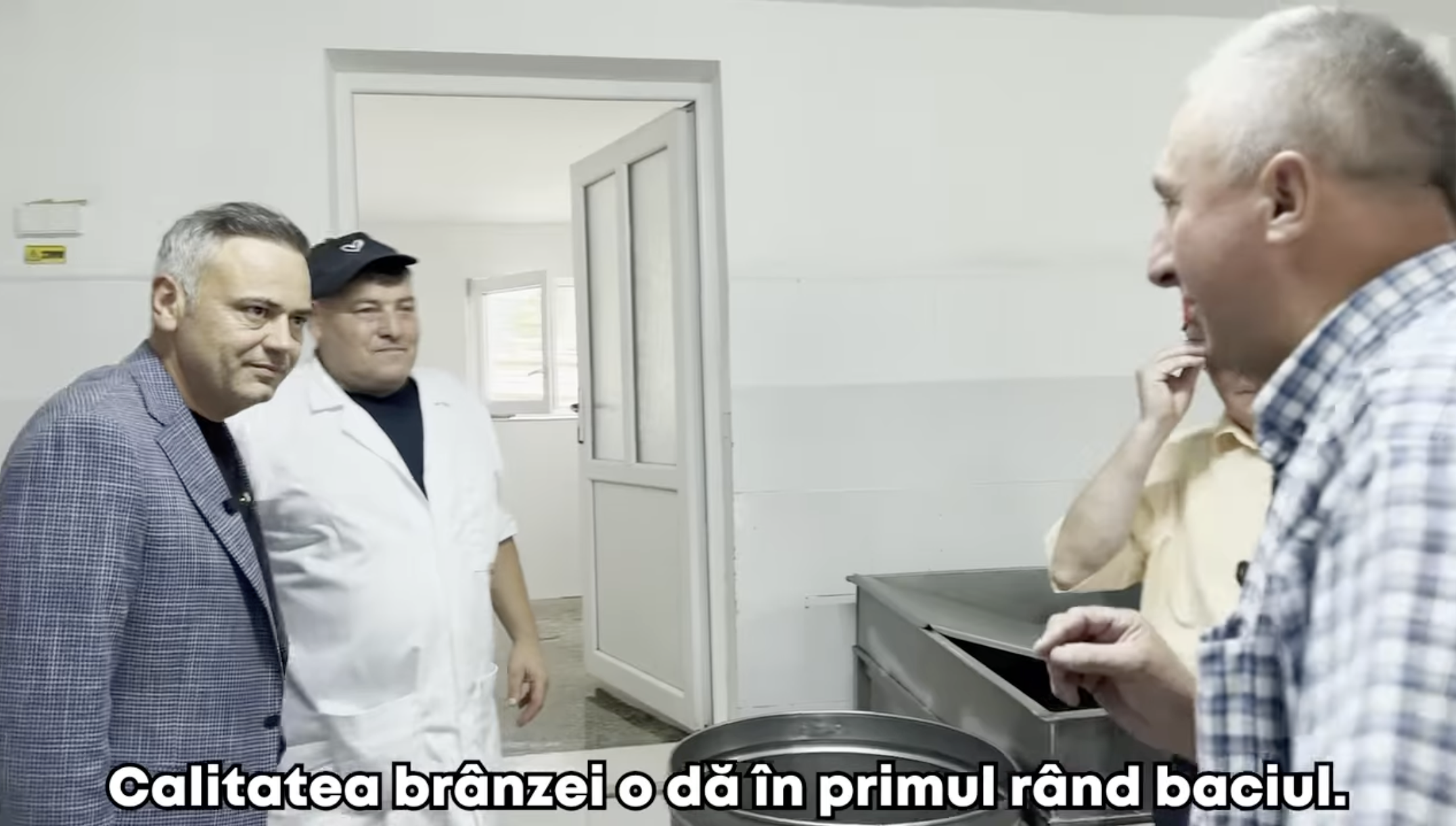 „Calitatea brânzei o dă, în primul rând, baciul”. Ministrul Agriculturii a aflat cum se face telemeaua de Sibiu de la un producător din Vurpăr