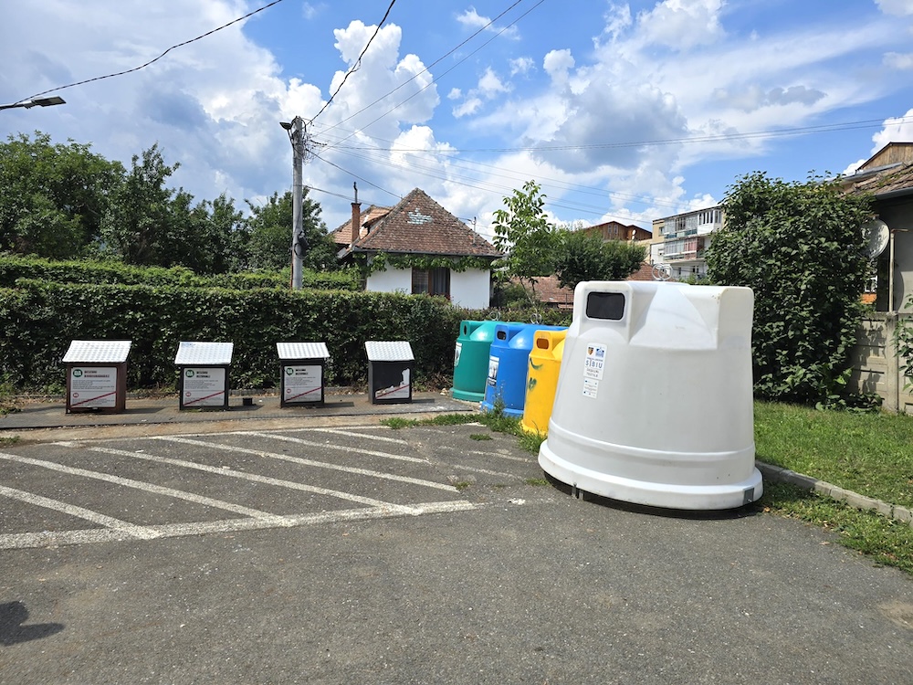 Primăria Cisnădie, în parteneriat cu Soma, a amplasat 24 containere speciale pentru colectarea deșeurilor textile