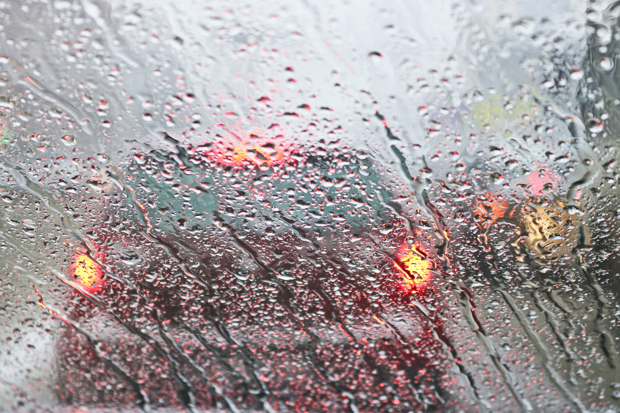 Averse de ploaie și descărcări electrice. Cel mult 24 de grade Celsius, marți, în Sibiu