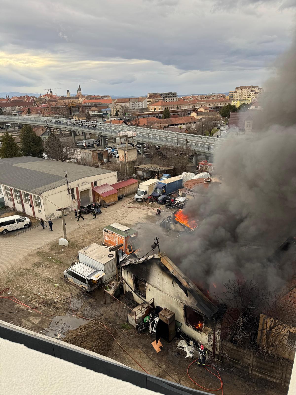Incendiul de la vopsitoria auto din Sibiu, de lângă Podul Gării: anchetă penală în desfășurare, mai mulți martori audiați și expertiză tehnică dispusă